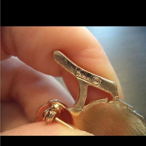 VINTAGE SIGNED CROWN TRIFARI LEAF GOLD TONE 2 1/4" BROOCH - Picture 3 of 4